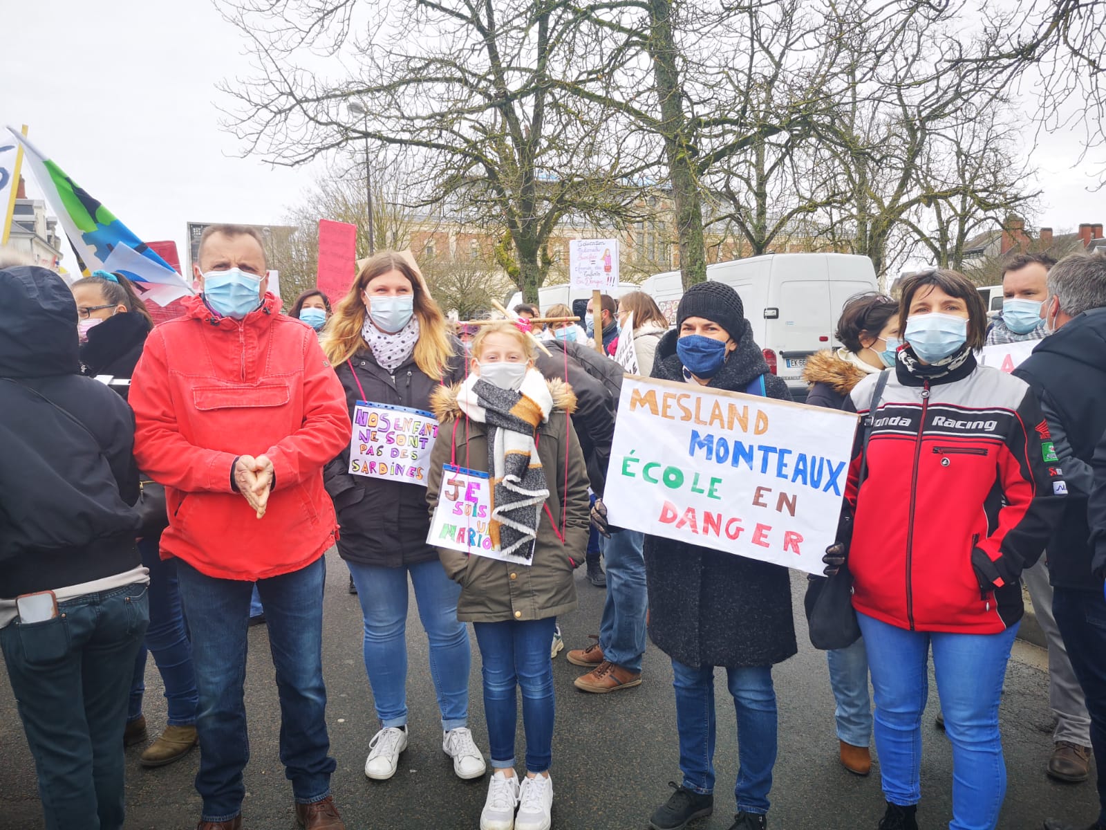 photo de ELEVES ET MAITRESSE D'ECOLE DE CLASSE ELEMENTAIRE,  CHARENTE-MARITIME, FRANCE